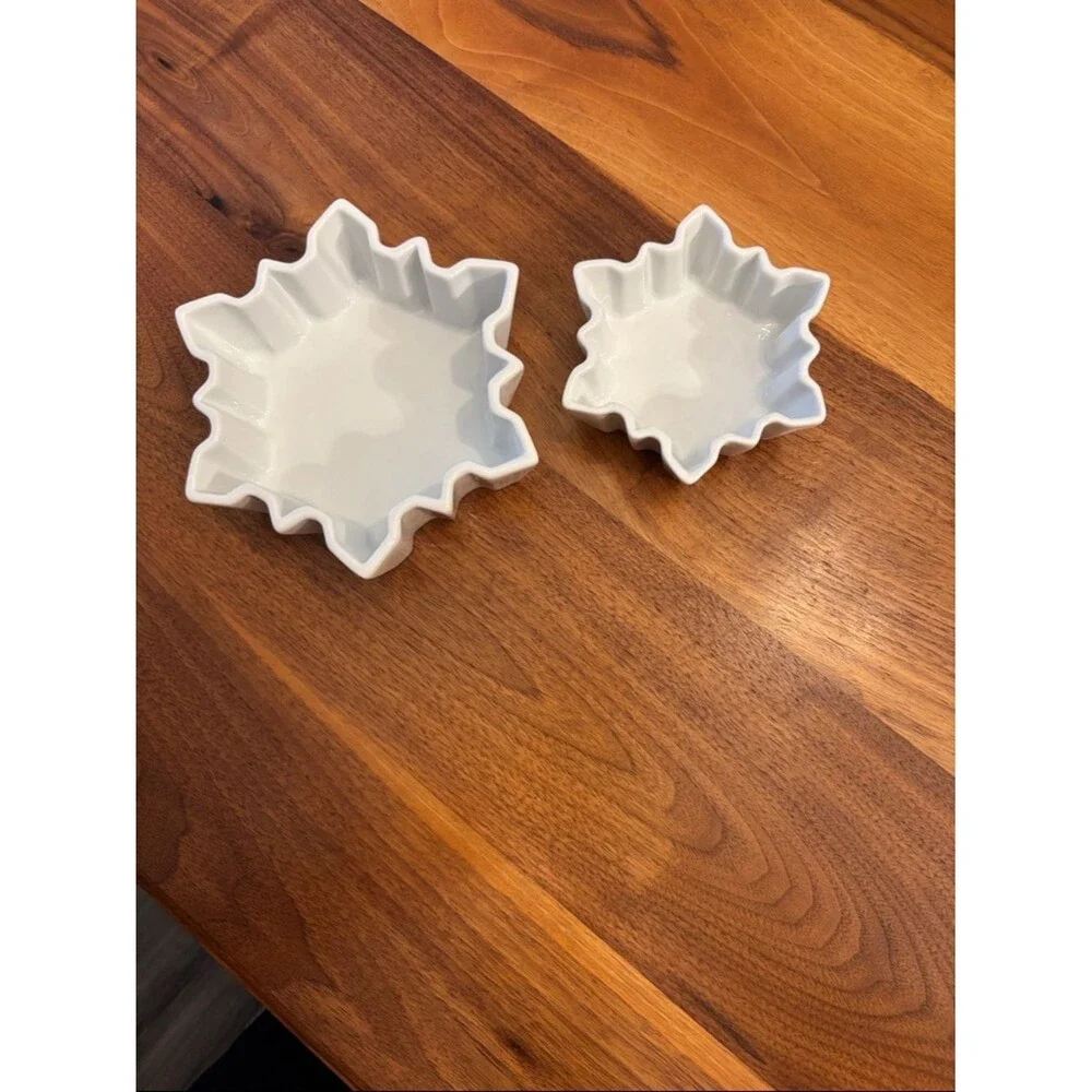 Crate & Barrel White Snowflake Nesting Bowls Christmas Decor